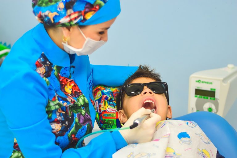 Os dentistas odeiam-no: criança de 8 anos expõe conspiração
